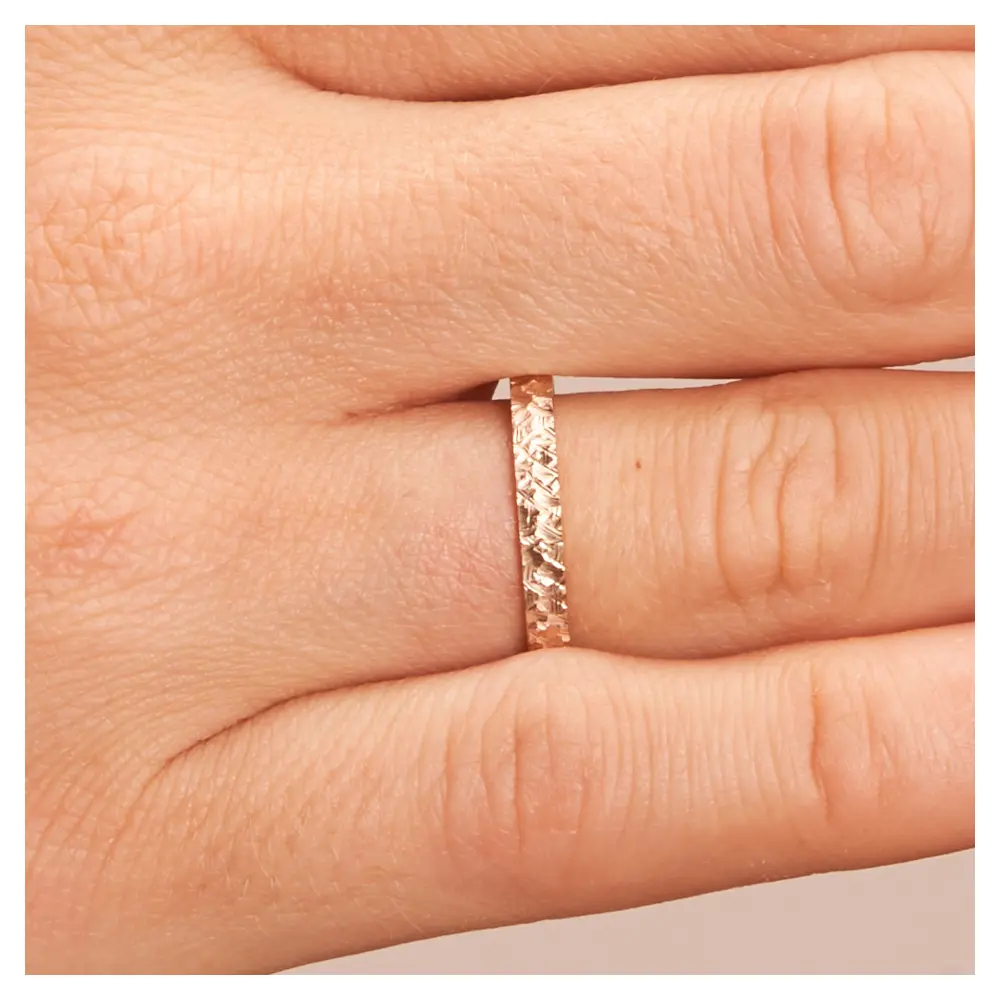 Eheringe aus Roségold mit Strukturierung 2,5 mm breit auf Hand im Zoom