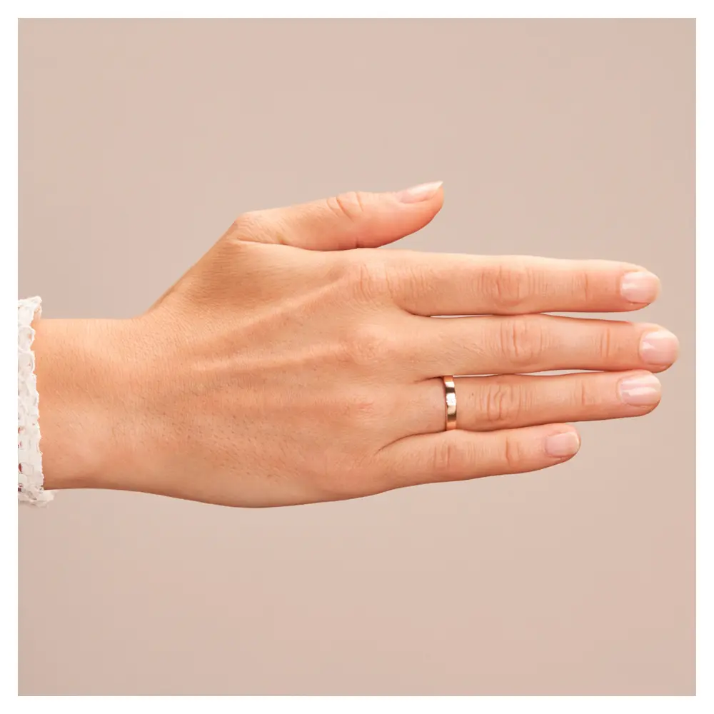 Roségold Ehering mit zwei Diamanten längsmatt 3 mm breit auf Hand