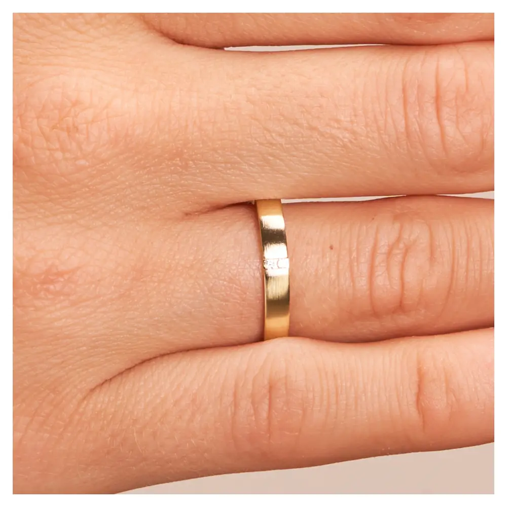 Gelbgold Ehering mit zwei Diamanten längsmatt 3 mm breit auf Hand im Zoom