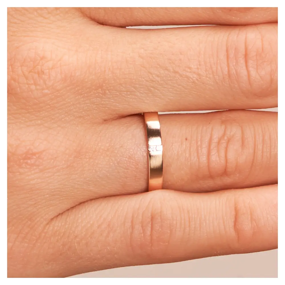 Roségold Ehering mit zwei Diamanten längsmatt 3 mm breit auf Hand im Zoom
