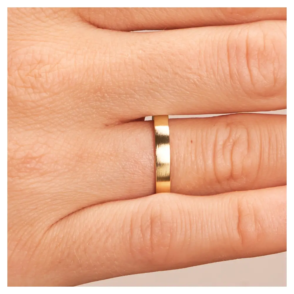 Gelbgold Ehering längsmatt 3 mm breit auf Hand im Zoom