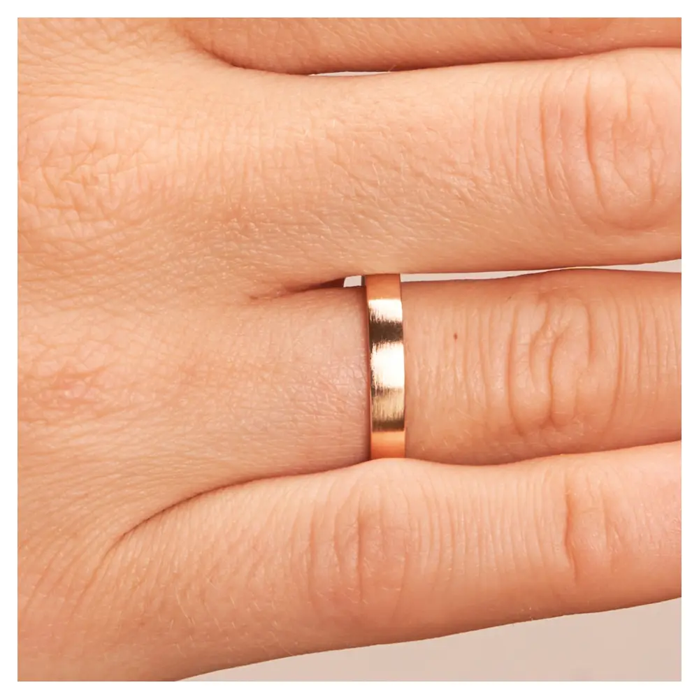 Roségold Ehering längsmatt 3 mm breit auf Hand im Zoom