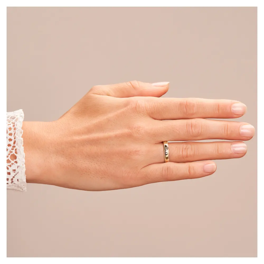 Gelbgold Ehering mit Polierung und Millgriff und 4 Diamanten auf Hand
