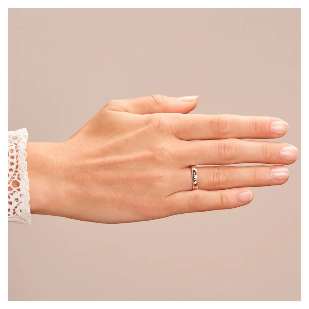 Roségold Ehering mit Polierung und Millgriff und 4 Diamanten auf Hand