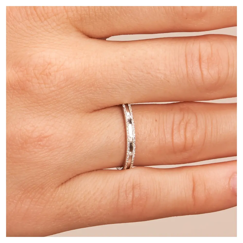 Eheringe aus rhodiniertem Silber 925 mit Zirkonia im Kanal und Strukturierung auf Hand im Zoom