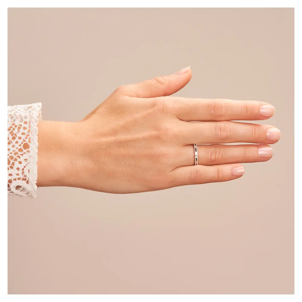 Eheringe aus rhodiniertem Silber 925 mit Strukturierung auf Hand