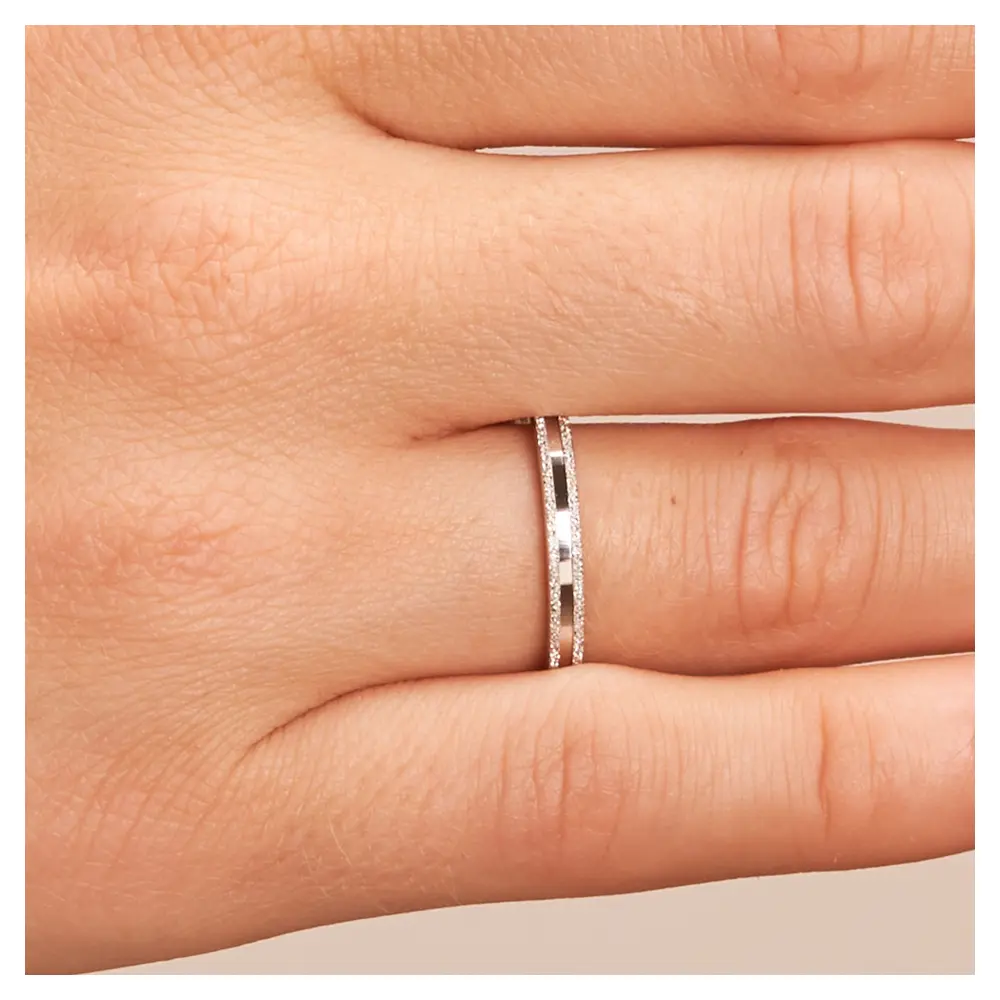 Eheringe aus rhodiniertem Silber 925 mit Strukturierung auf Hand im Zoom