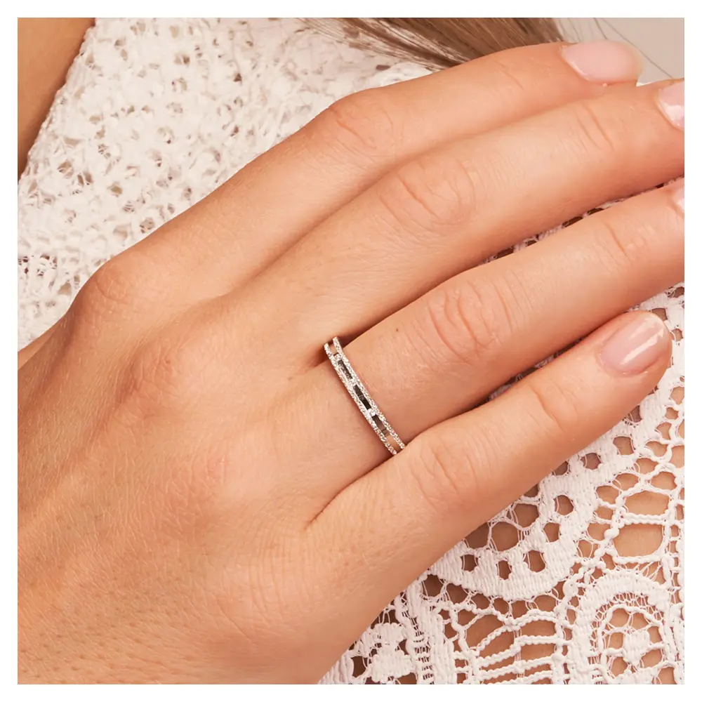 Eheringe aus rhodiniertem Silber 925 mit Zirkonia und Strukturierung auf Hand am Gesicht m Zoom