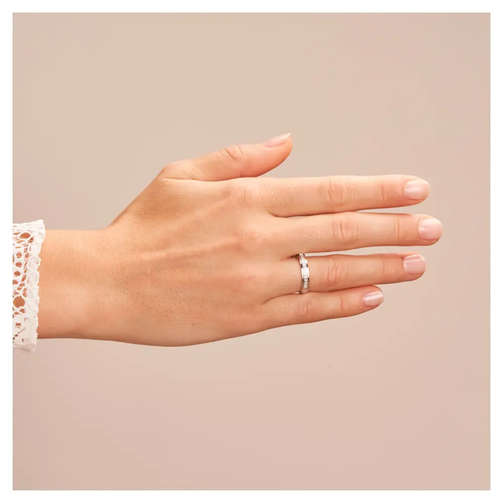 Eheringe aus rhodiniertem Silber 925 kratzmatt mit 12 Zirkonia auf Hand