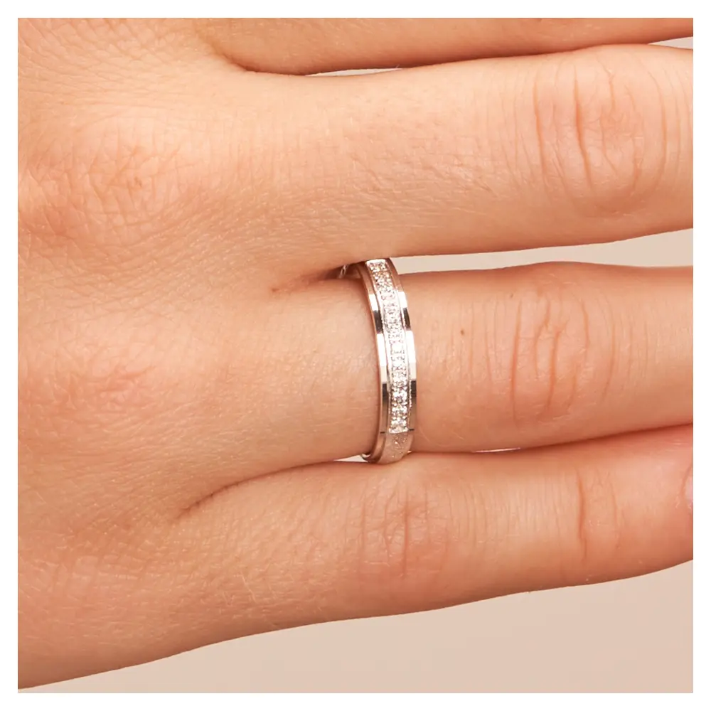 Eheringe aus rhodiniertem Silber 925 kratzmatt mit 12 Zirkonia auf Hand im Zoom