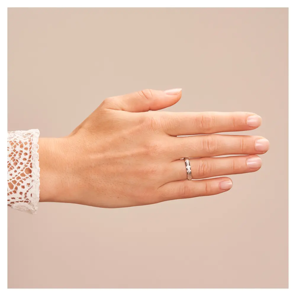 Eheringe aus rhodiniertem Silber 925 kratzmatt auf Hand