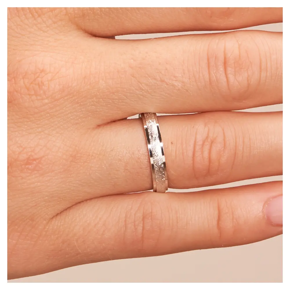 Eheringe aus rhodiniertem Silber 925 kratzmatt auf Hand im Zoom