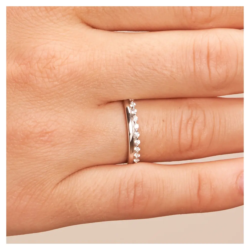 Silber 925 Verlobungsring poliert mit Zirkoniaband auf Hand im Zoom