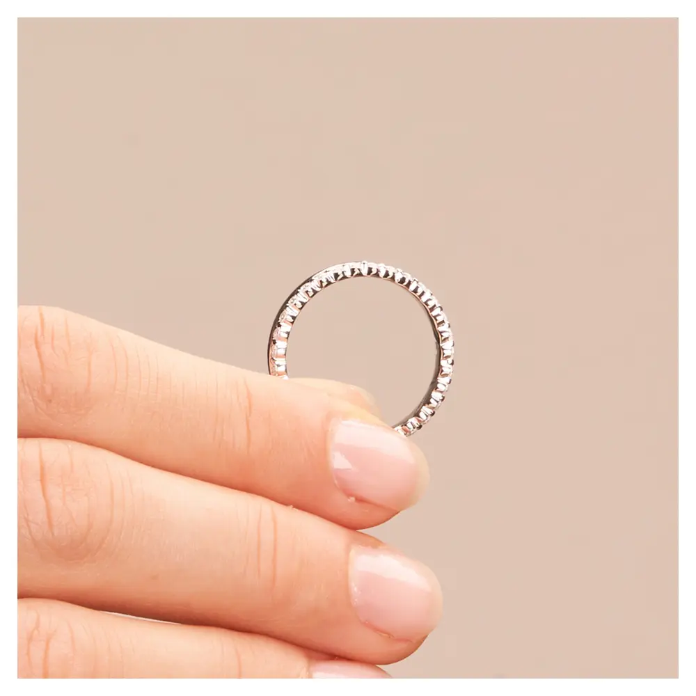 Silber 925 Verlobungsring poliert mit Zirkoniaband in Hand im Zoom