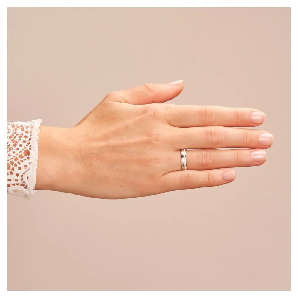 Silber 925 Verlobungsring mit Zirkonia und Mattierung auf Hand