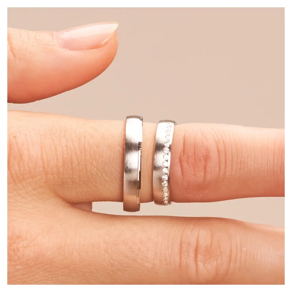 Mattierter Ehering aus rhodiniertem Silber 925 mit Band aus Zirkonia am Finger