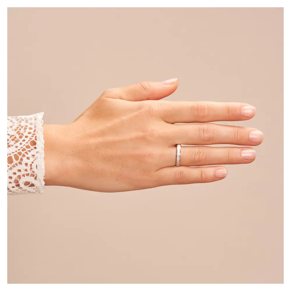 Eheringe aus rhodiniertem Silber 925 mit Strukturierung auf Hand