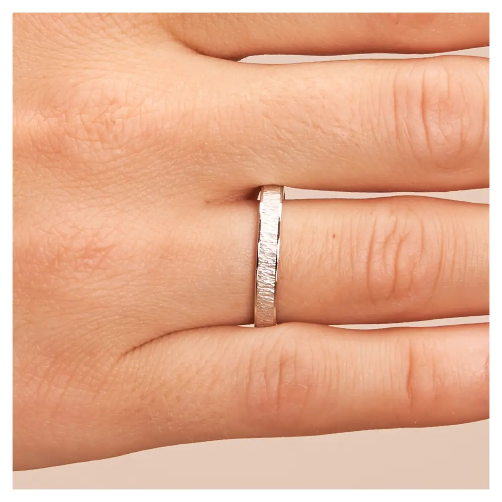 Eheringe aus rhodiniertem Silber 925 mit Strukturierung auf Hand im Zoom