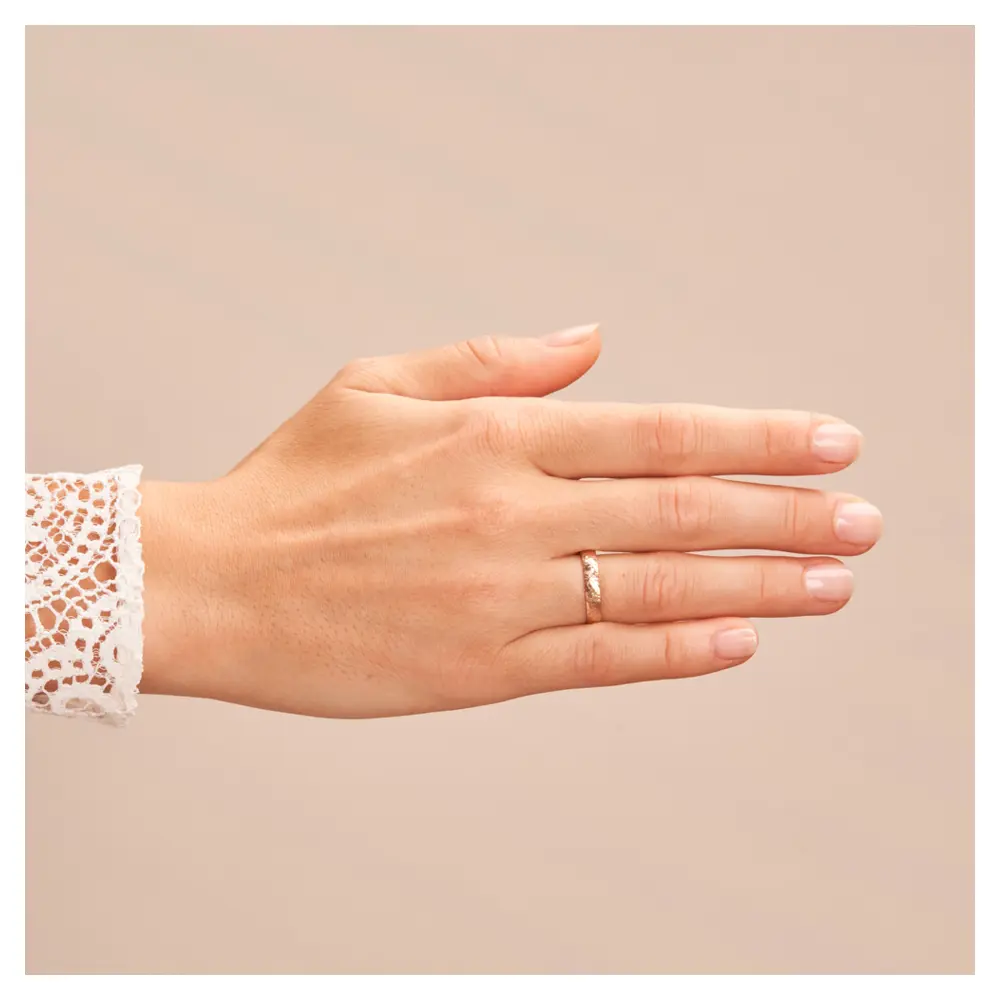 Eheringe aus Roségold mit Hammerschlag auf Hand