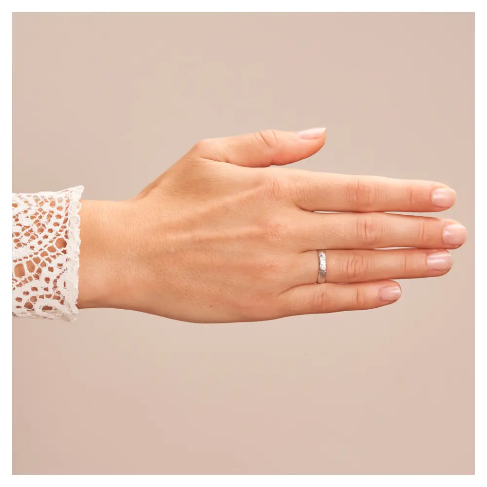 Ehering aus Weissgold in 3 mm mit Hammerschlag und Diamanten auf Hand