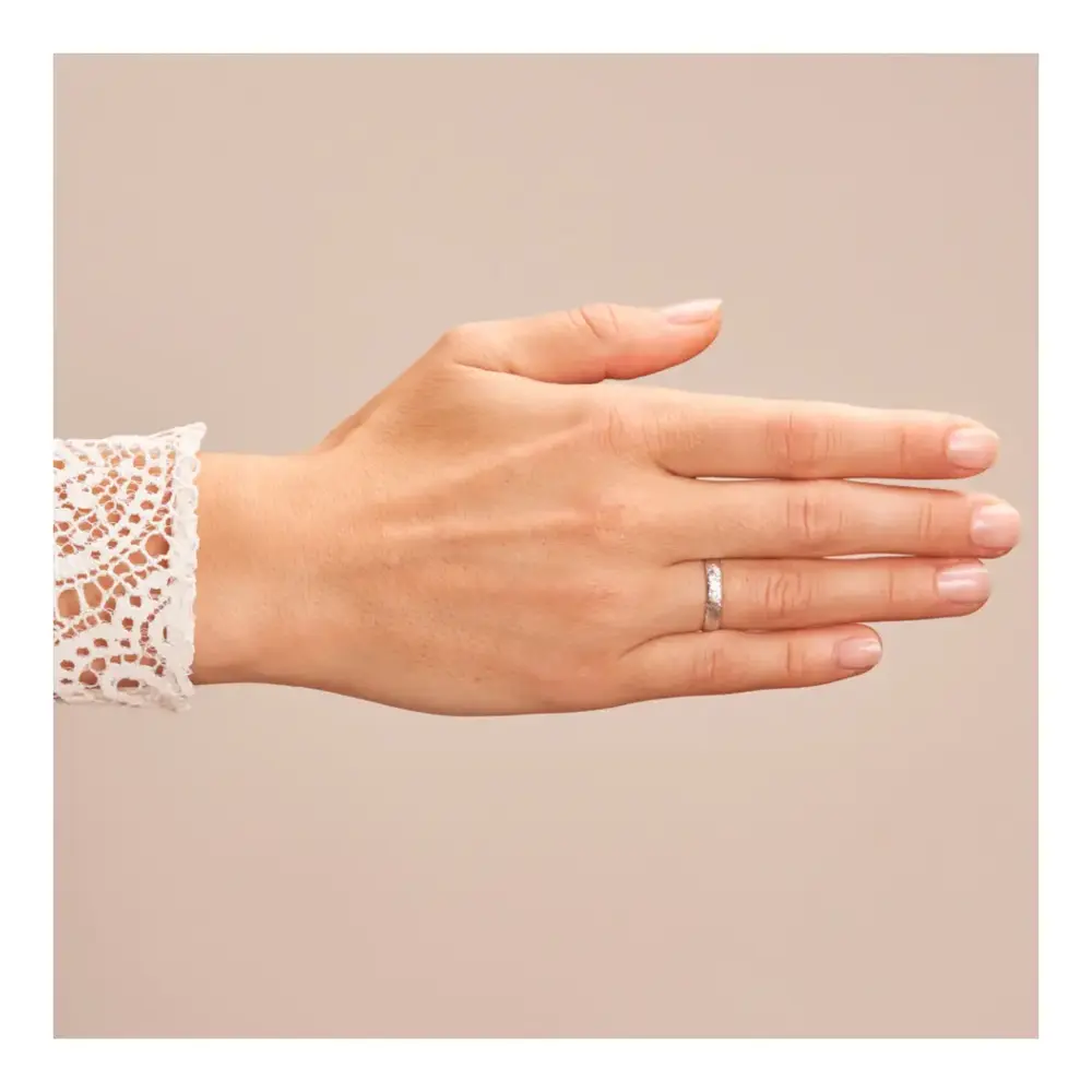 Eheringe aus Weissgold in 4 mm mit Hammerschlag und Diamanten auf Hand