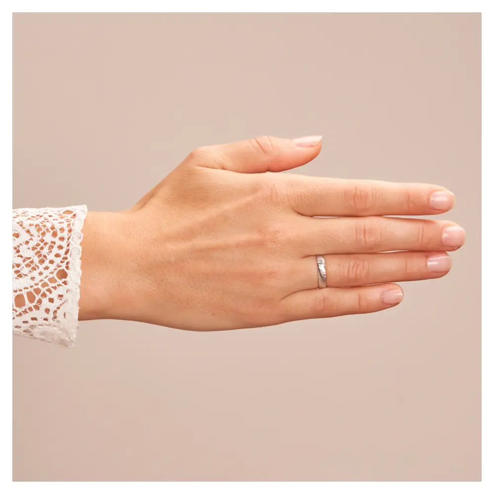Ehering aus Weissgold in 3 mm mit Hammerschlag auf Hand