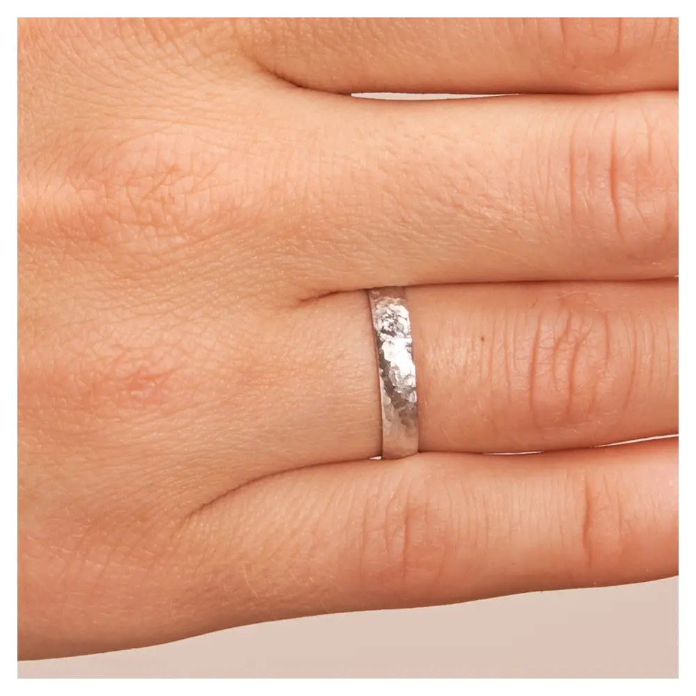 Ehering aus Weissgold in 3 mm mit Hammerschlag auf Hand im Zoom
