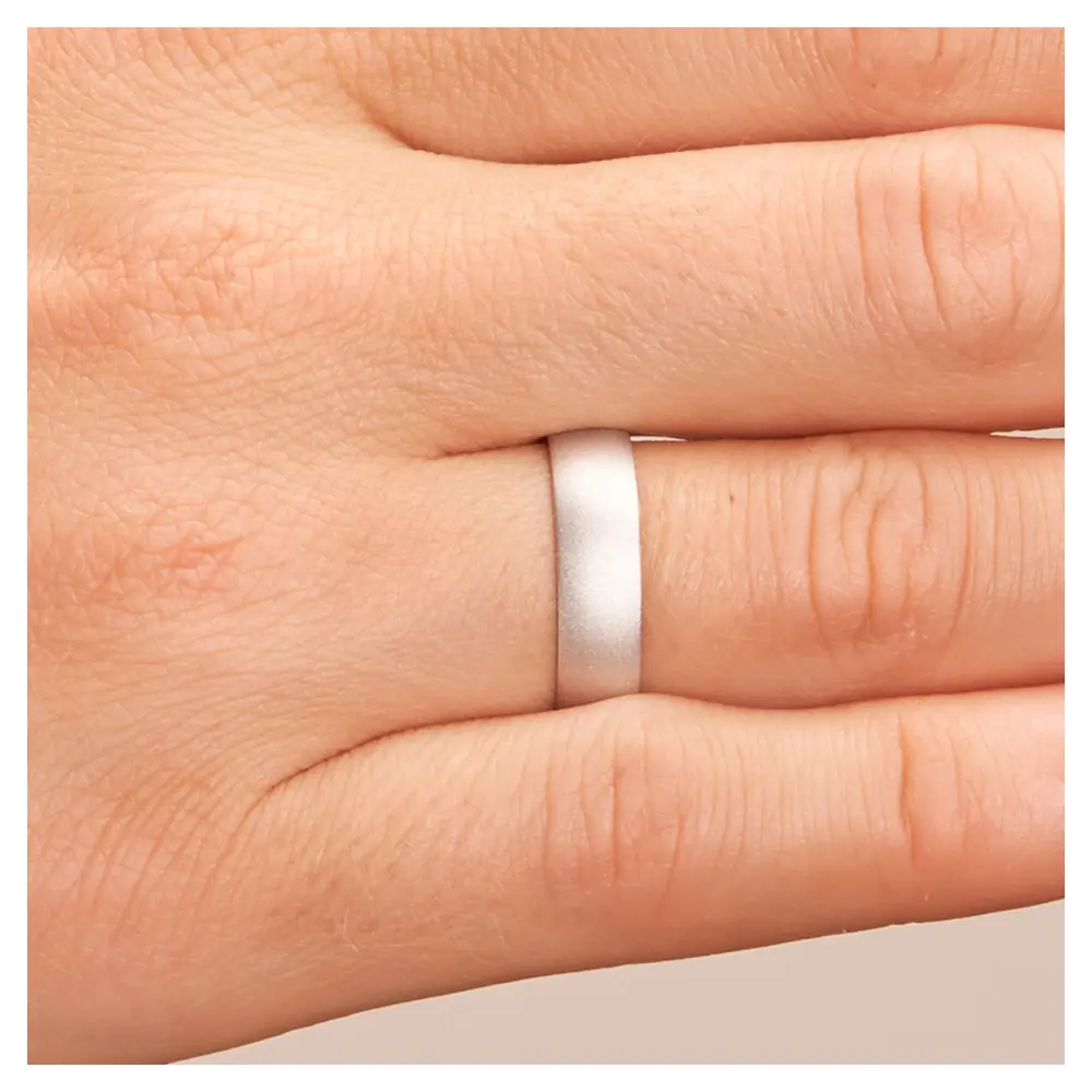 Weissgold Trauring sandmatt mit 5 mm Breite auf Hand im Zoom