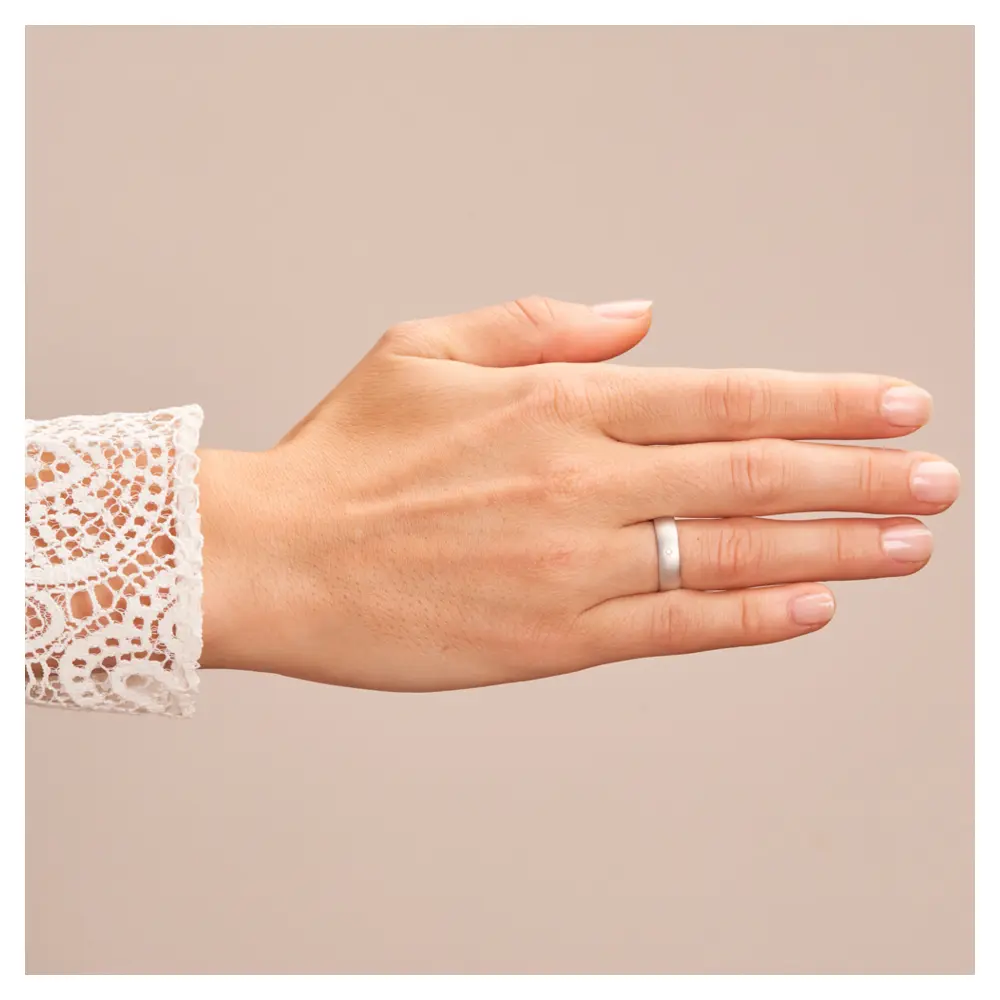 Weissgold Trauring sandmatt mit Diamanten und 5 mm Breite auf Hand