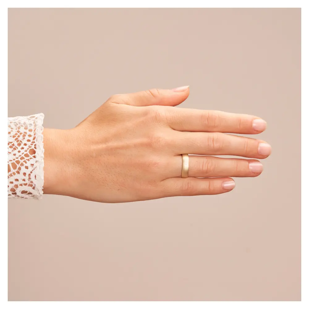 Gelbgold Trauring aus Gelbgold sandmatt mit Diamanten und 5 mm Breite auf Hand
