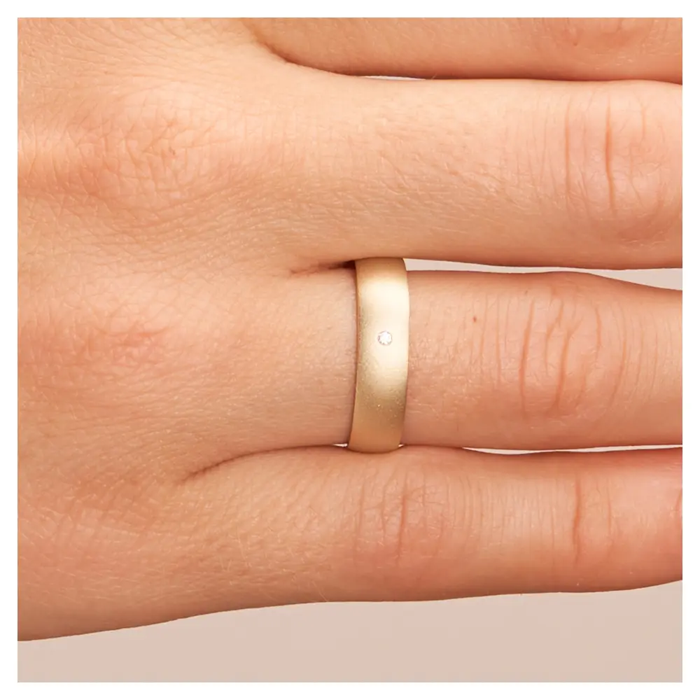 Gelbgold Trauring aus Gelbgold sandmatt mit Diamanten und 5 mm Breite auf Hand im Zoom