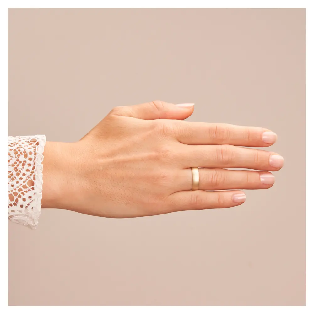 Gelbgold Trauring aus Gelbgold sandmatt mit 5 mm Breite auf Hand