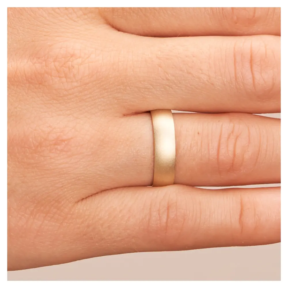 Gelbgold Trauring aus Gelbgold sandmatt mit 5 mm Breite auf Hand im Zoom
