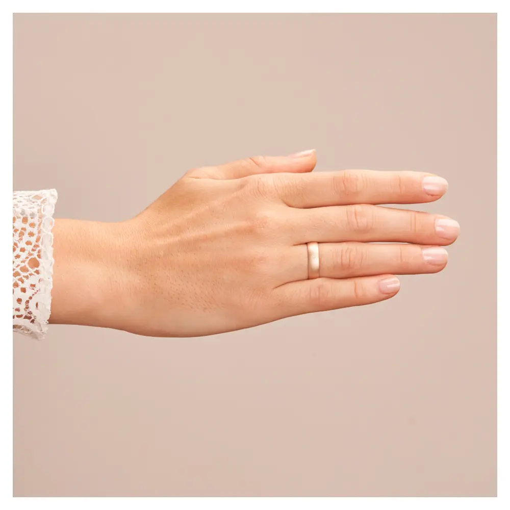 Roségold Eheringe sandmatt mit Diamanten und 5 mm Breite auf Hand