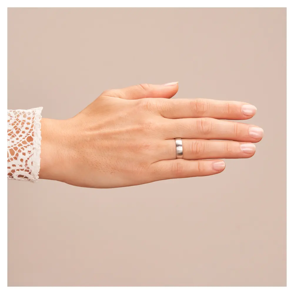 Weissgold Eheringe mit Diamanten und Längsmattierung auf Hand