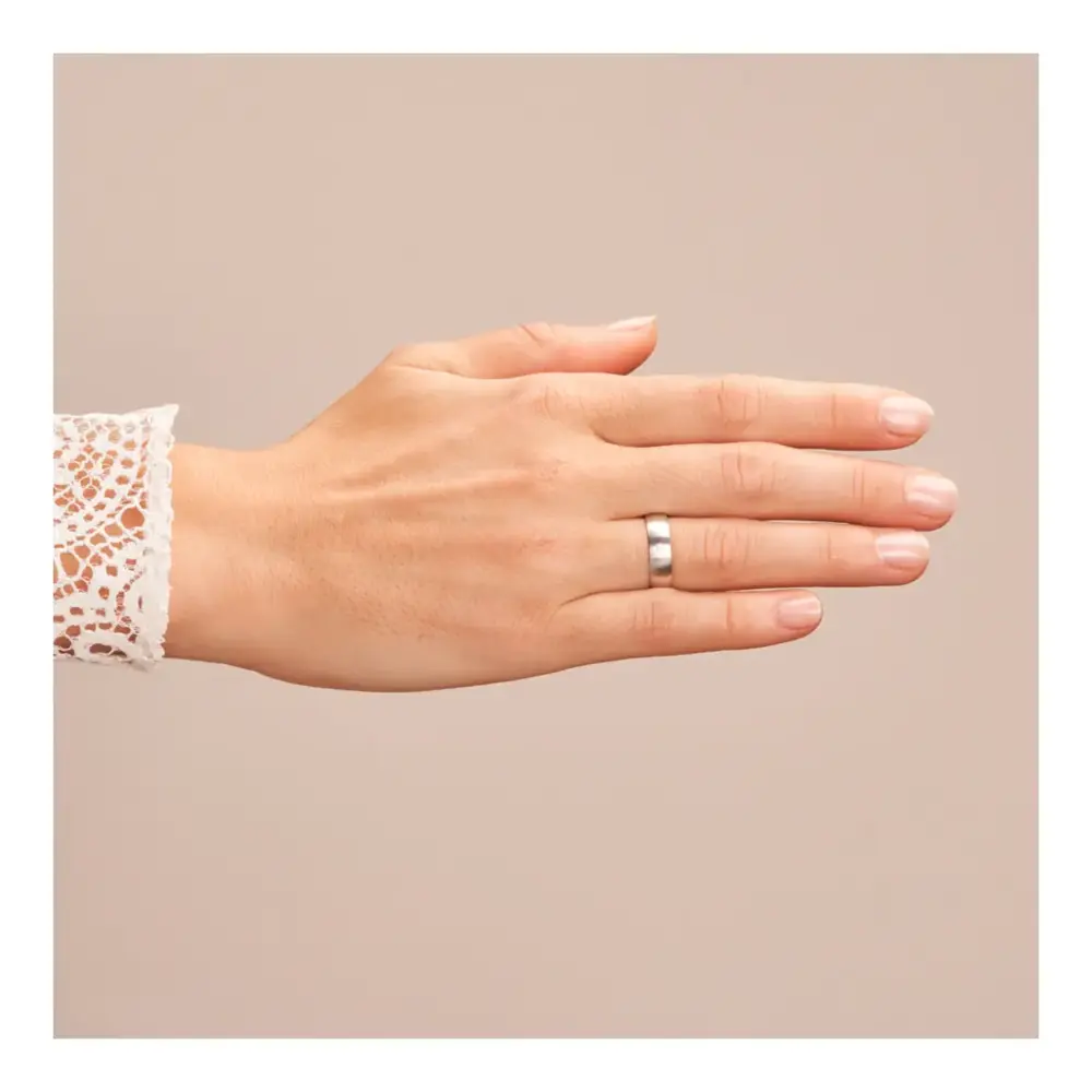 Weissgold Eheringe mit Diamanten und Längsmattierung auf Hand