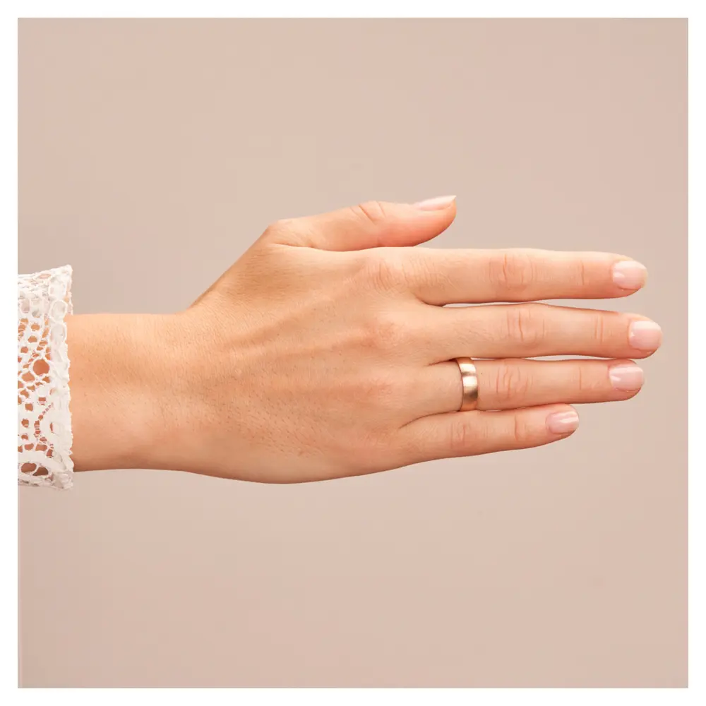 Roségold Ehering mit Längsmattierung auf Hand