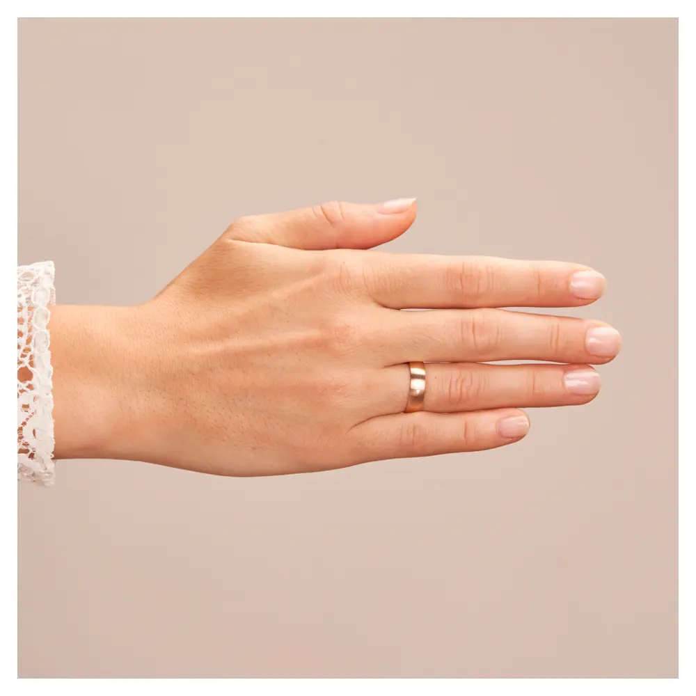 Roségold Ehering mit Diamanten in Längsmattierung auf Hand