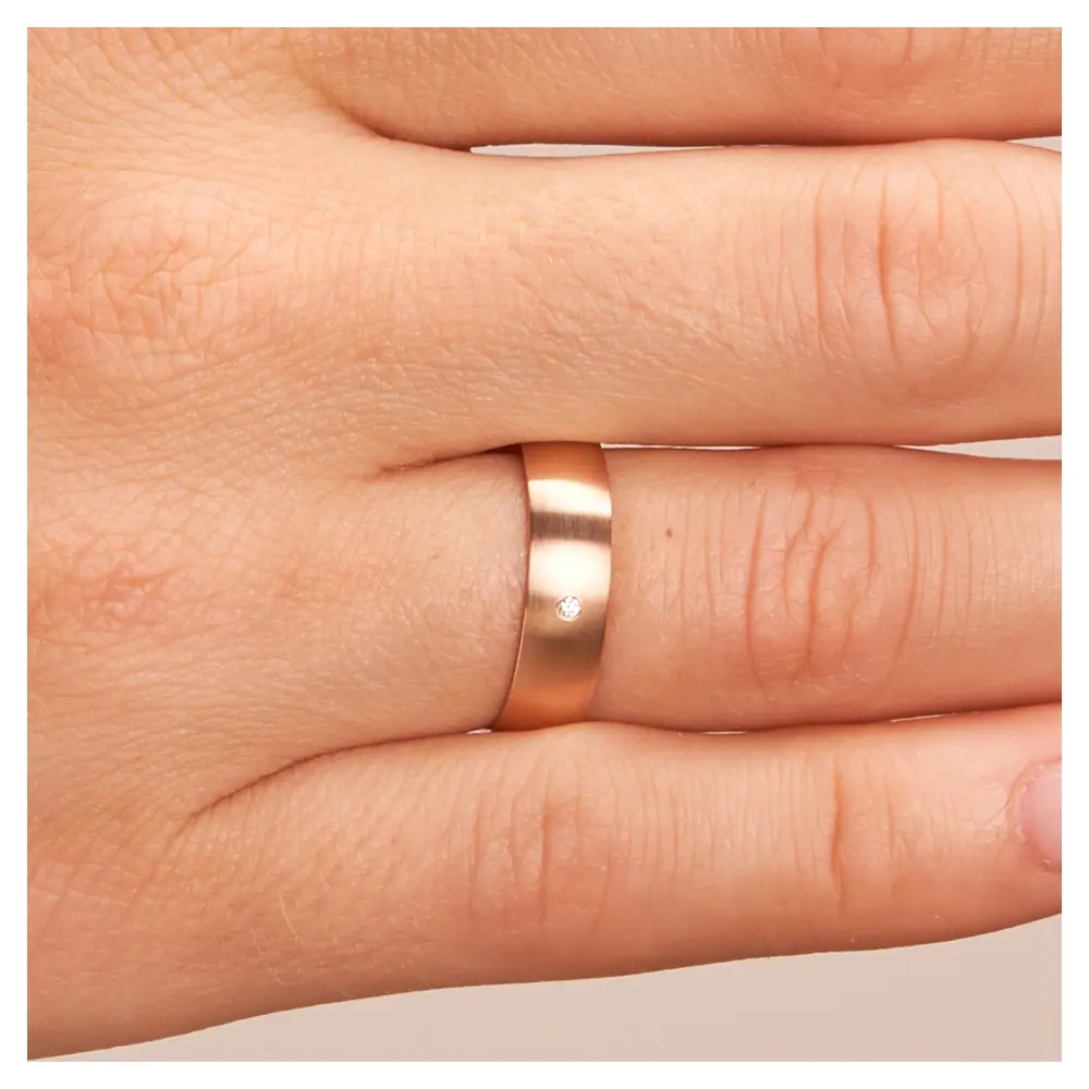 Roségold Ehering mit Diamanten in Längsmattierung auf Hand im Zoom