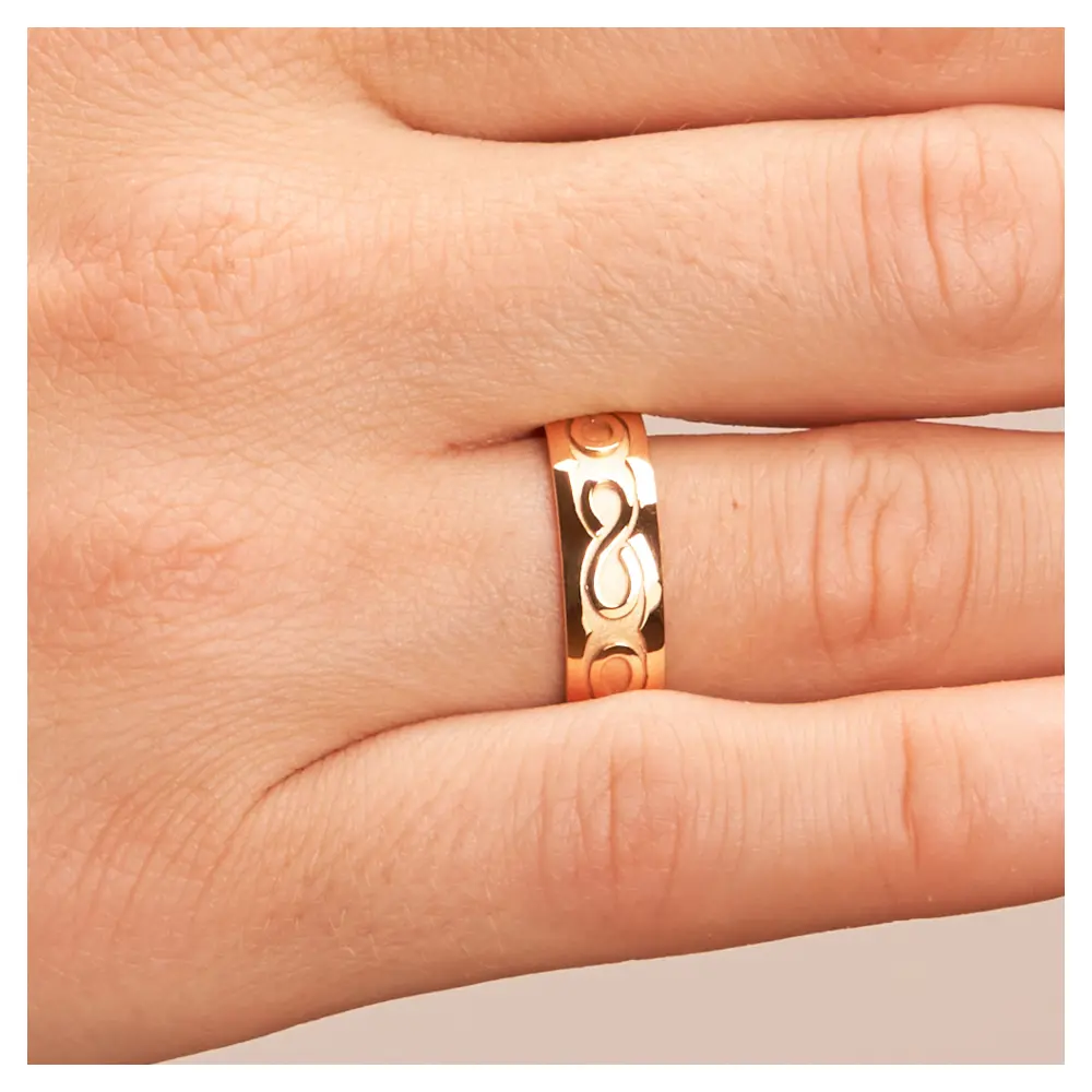 Roségold Eheringe mit Unendlichkeit-Zeichen in Sandmattierung auf Hand im Zoom