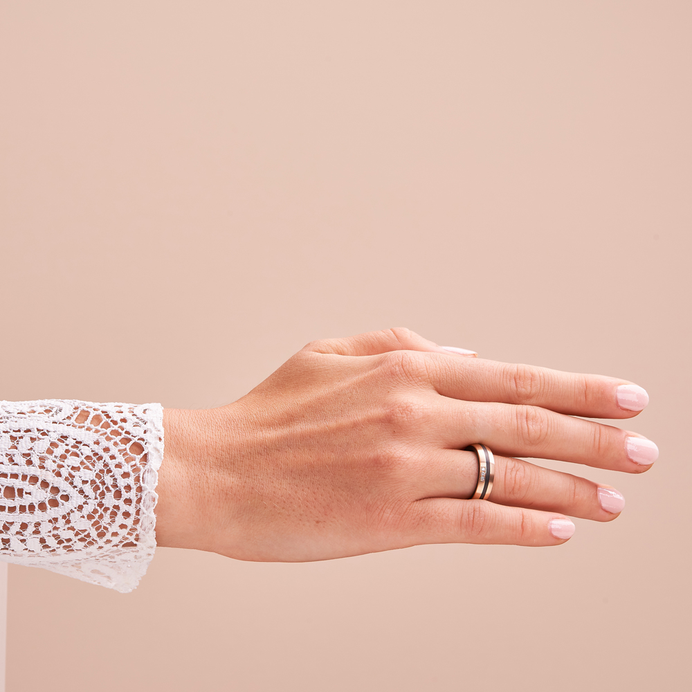 Aufnahme von Carbon & Roségold 585 Partnerringen bicolor mir Diamanten