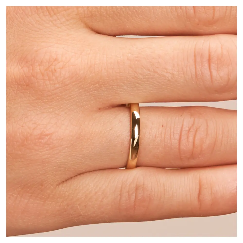 Gelbgold Eheringe mit polierter Oberfläche 2,5 mm breit und 1,2 mm Stärke auf Hand im Zoom
