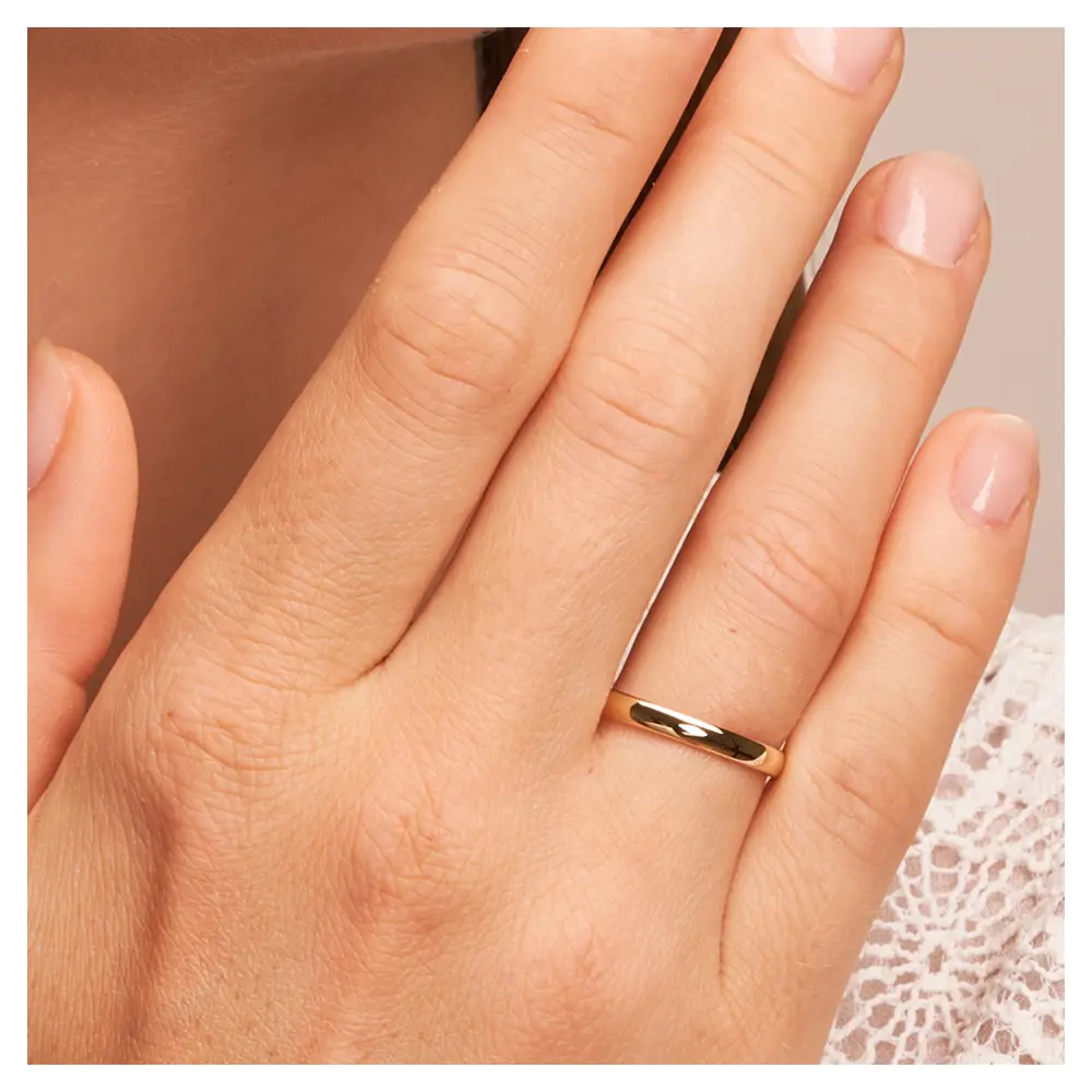 Gelbgold Eheringe mit polierter Oberfläche 2,5 mm breit und 1,2 mm Stärke auf Hand am Gesicht im Zoo