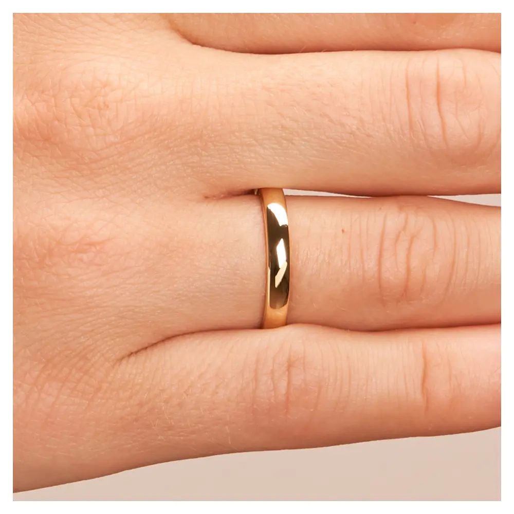 Gelbgold Eheringe in polierter Gestaltung mit 3 mm Breite und 1,3 mm Stärke auf Hand im Zoom