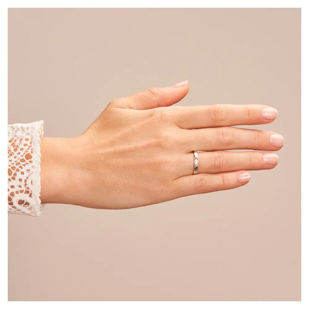 Platin Ehering mit Diamanten in 2,5 mm Breite auf Hand am Gesicht
