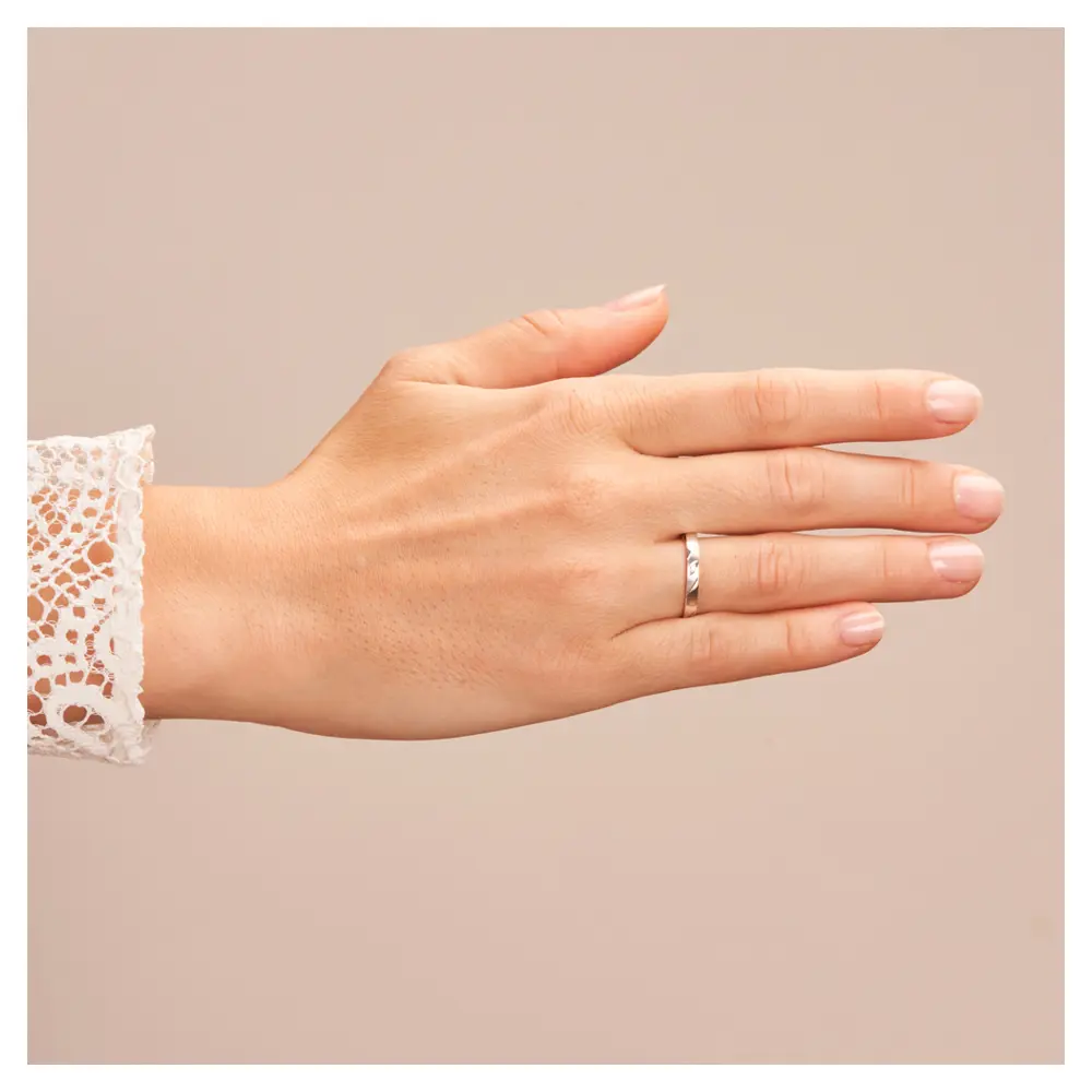 Weissgold Ehering mit Diamanten in 2,5 mm Breite auf Hand