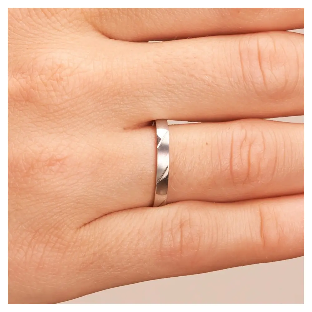 Ehering aus Palladium 500 in 2,5 mm Breite auf Hand im Zoom