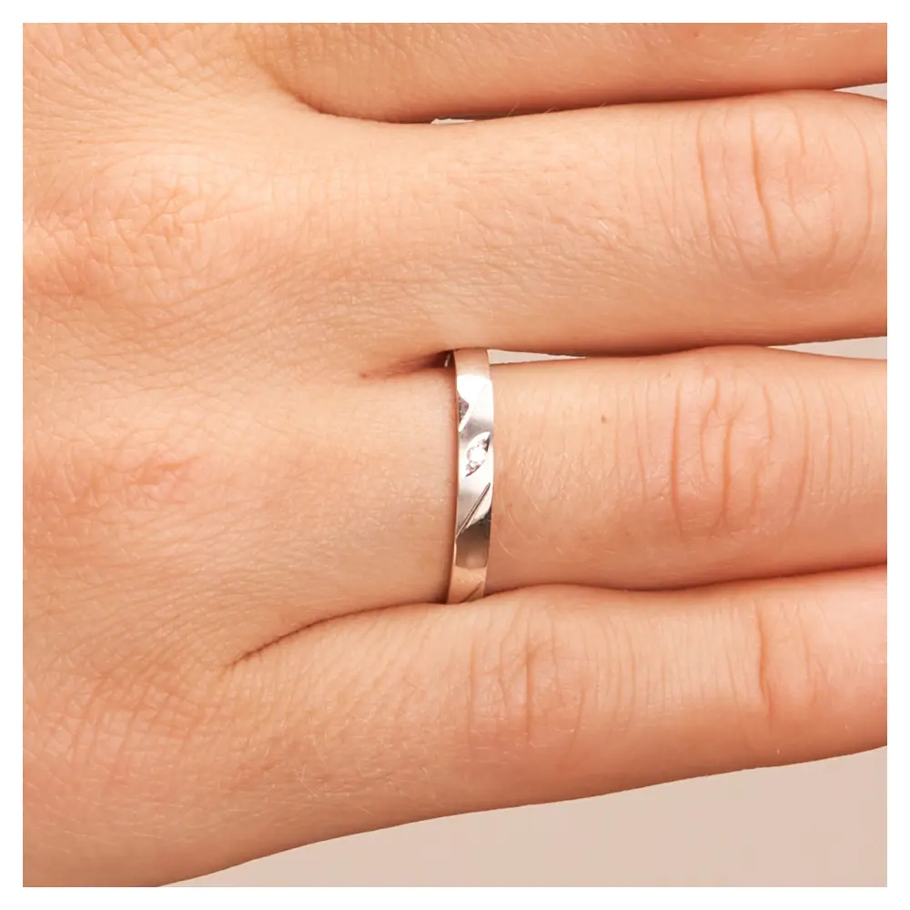 Weissgold Ehering mit Diamanten in 2,5 mm Breite auf Hand im Zoom