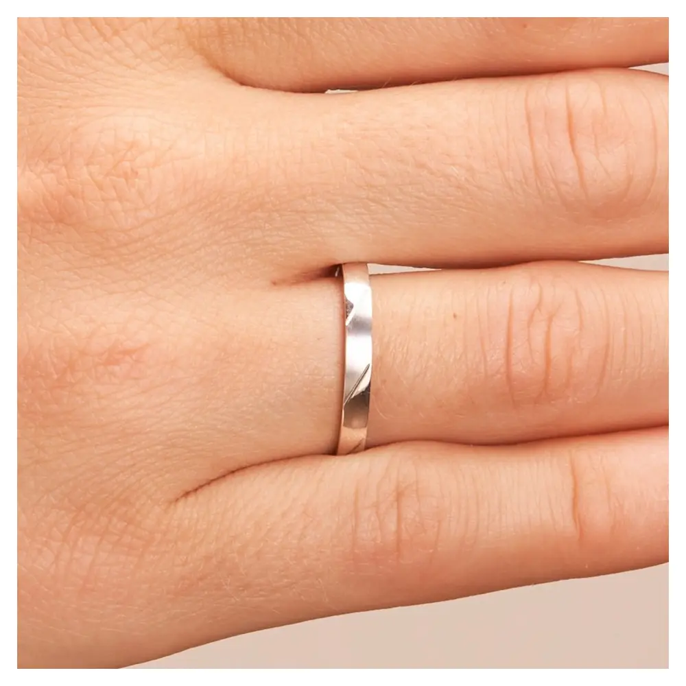 Weissgold Ehering in 2,5 mm Breite auf Hand im Zoom