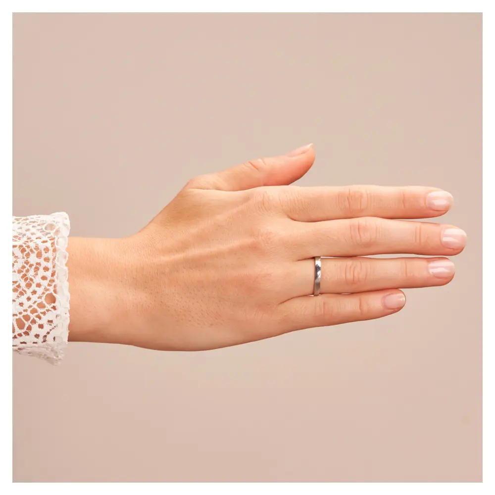 Ehering aus Palladium 500 in 2,5 mm Breite auf Hand